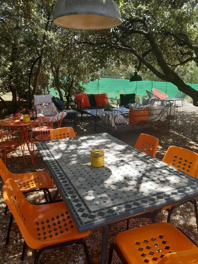 Le Calme De La Garrigue Bed & Breakfast Russan Exterior photo