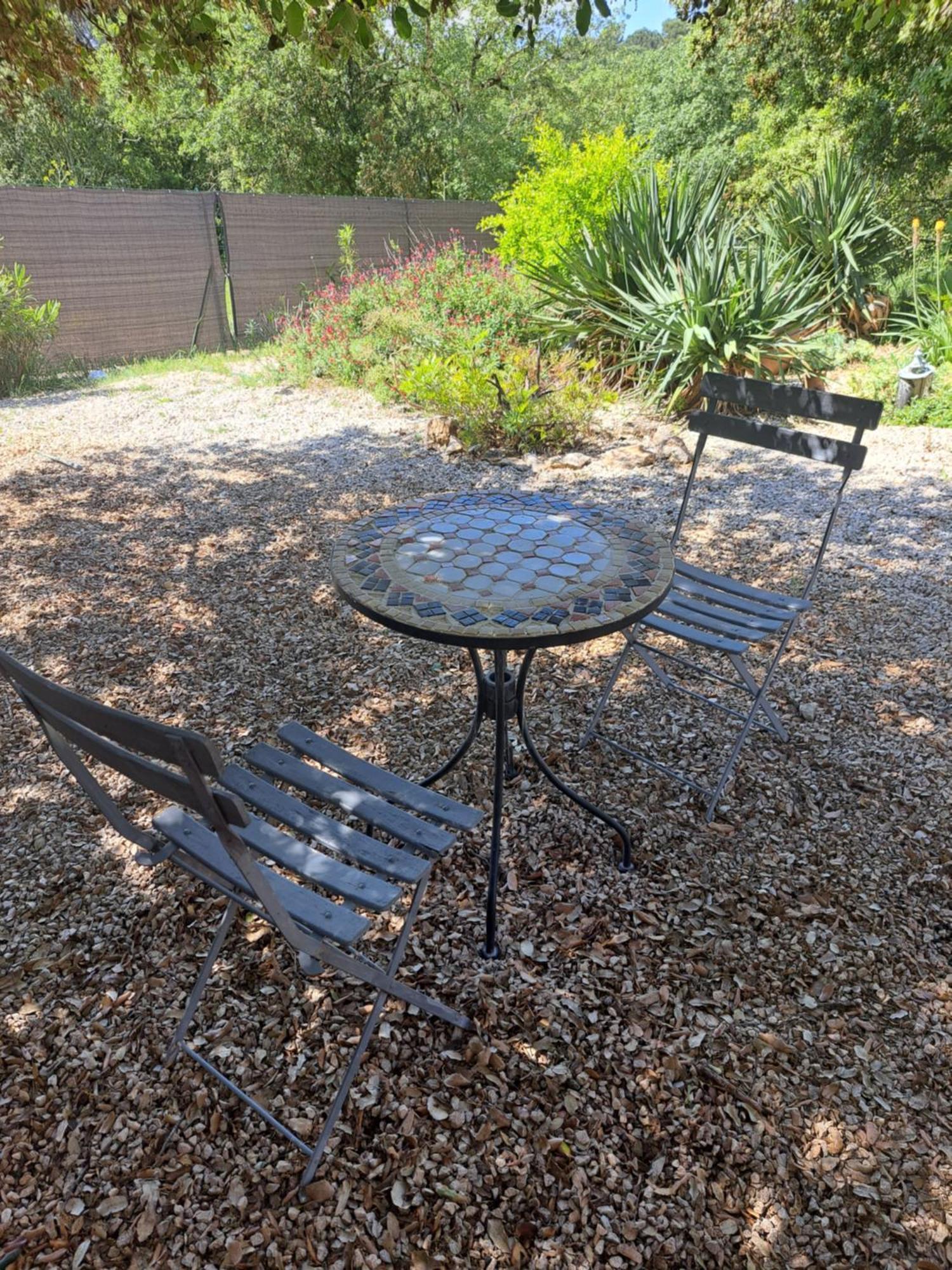 Le Calme De La Garrigue Bed & Breakfast Russan Exterior photo